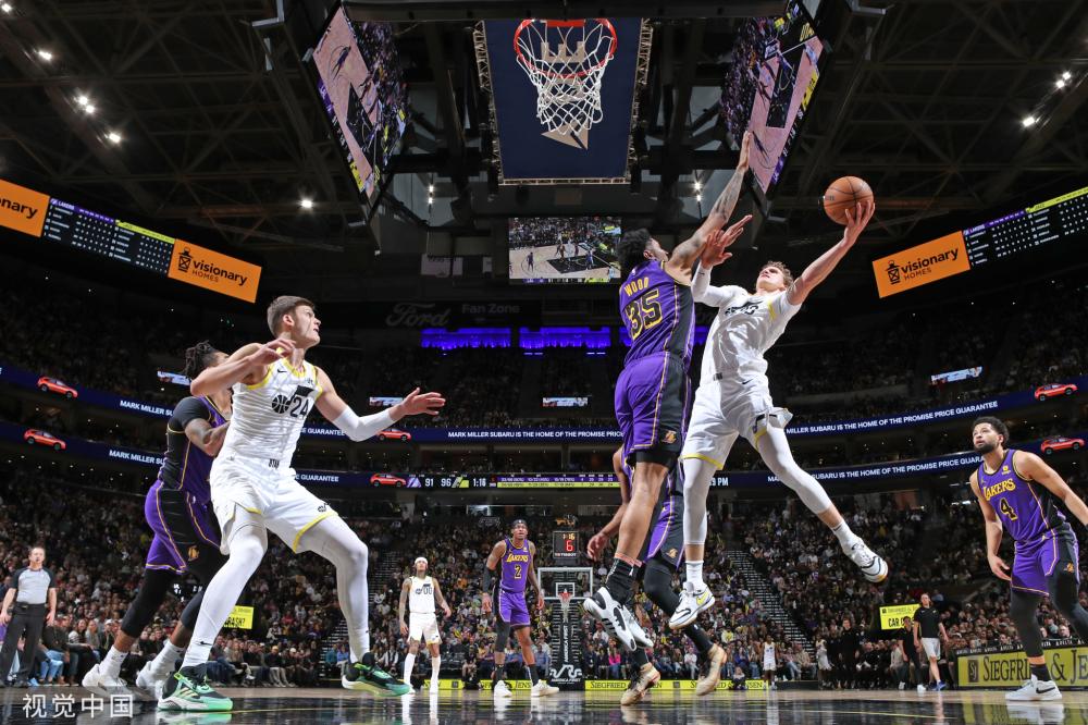 两队的碰撞 两队的碰撞